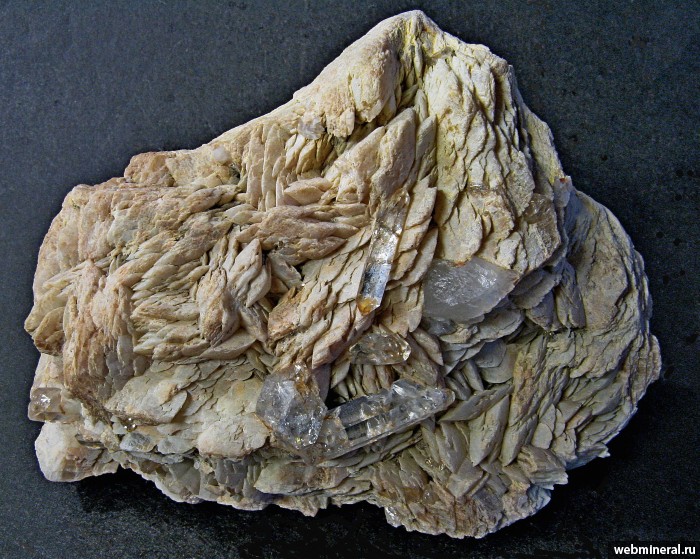 Фотография минерала Доломит, Горный хрусталь. Есауловское (Pb-Zn) месторождение (Есауловка).