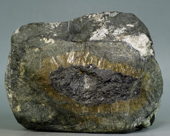 Фотография минерала Энигматит, Эгирин, Астрофиллит. Тахтарвумчорр гора.