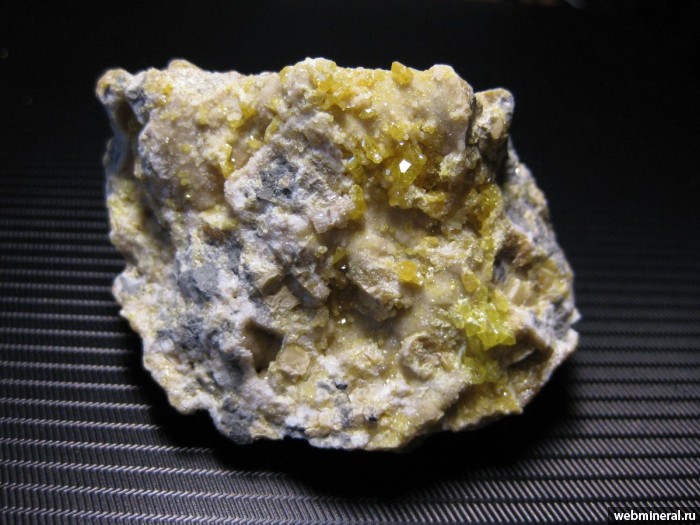 Фотография минерала Сера, Кальцит. Чекур-Кояшское месторождение серы.