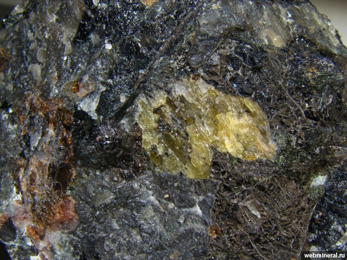 Фотография минерала Канасит, Арфведсонит, Нефелин. Юкспорский тоннель №2.