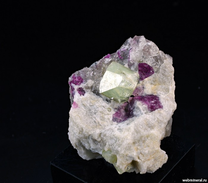   , , , . Tetezantsio pegmatites, Tetezantsio-Andoabatokely Pegmatite Field, Andrembesoa, Betafo, Vakinankaratra.