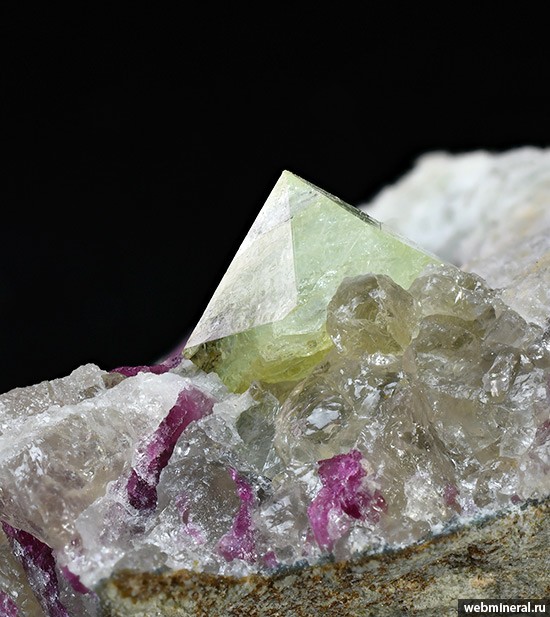   , , , . Tetezantsio pegmatites, Tetezantsio-Andoabatokely Pegmatite Field, Andrembesoa, Betafo, Vakinankaratra.