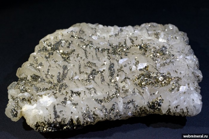 Фотография минерала Пирит, Кальцит. Новоширокинское месторождение.