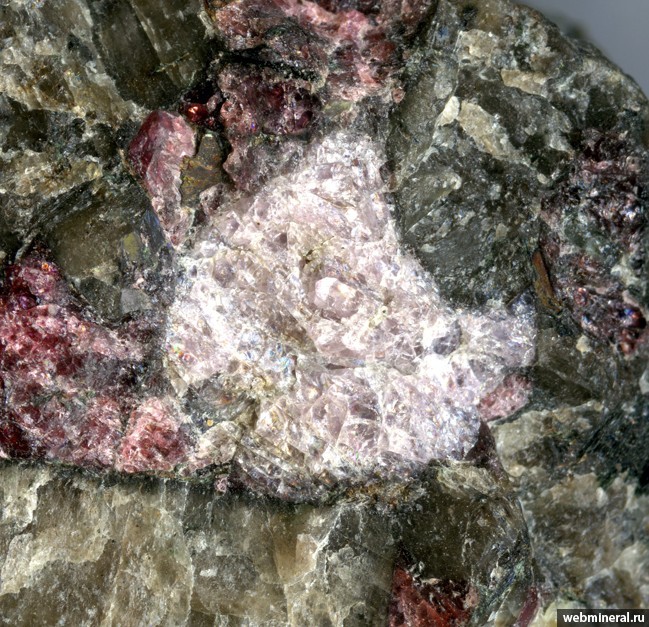 Фотография минерала Вадеит, Эвдиалит, Нефелин, Микроклин. Материальная штольня.