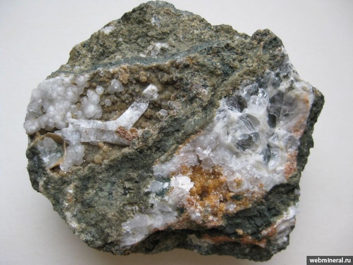 Фотография минерала Гейландит, Барит, Кальцит. Лозовое карьер.