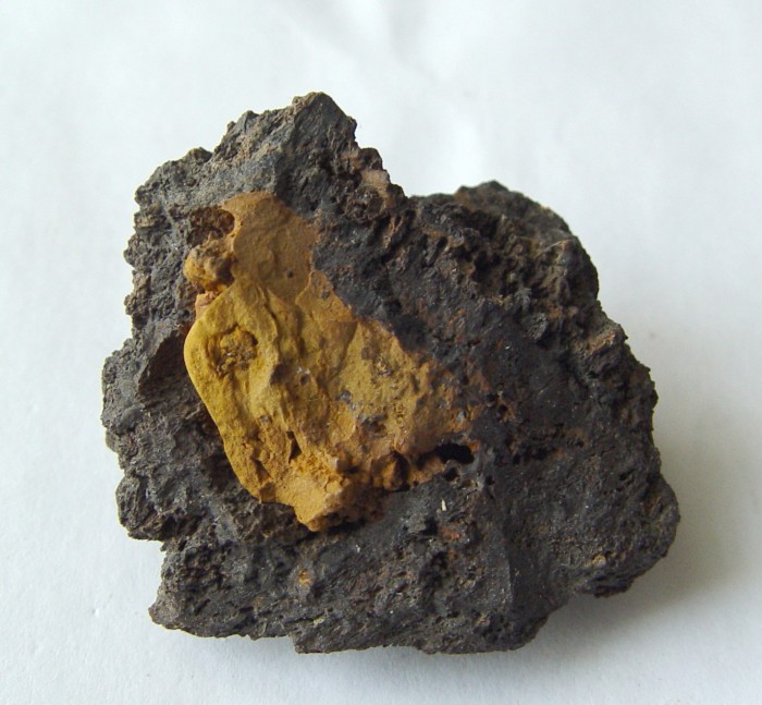 Фотография минерала Дельвоксит, Лимонит. Рудник № 1.
