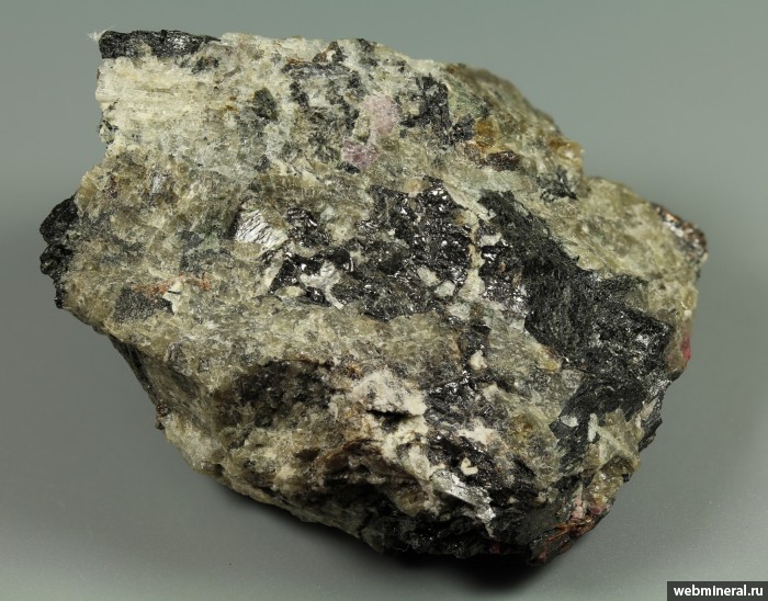 Фотография минерала Накафит, Фторапатит, Нефелин, Вадеит, Титаномагнетит. Материальная штольня.