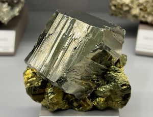 �����, �����������. ���������� (Au) ������������� (������ ����). �������� � �������������. webmineral.ru