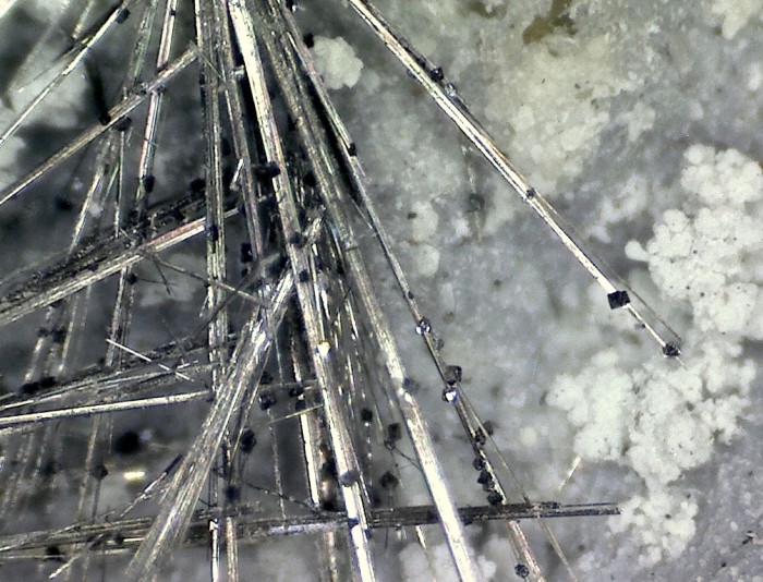 Фотография минерала Магнетит, Миллерит. Серовский никелевый карьер.