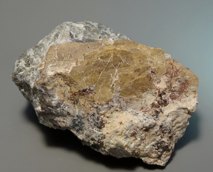 Фотография минерала Ломоносовит, Натролит, Манганнептунит, Мурманит. Юбилейная-2 пегматитовая залежь.