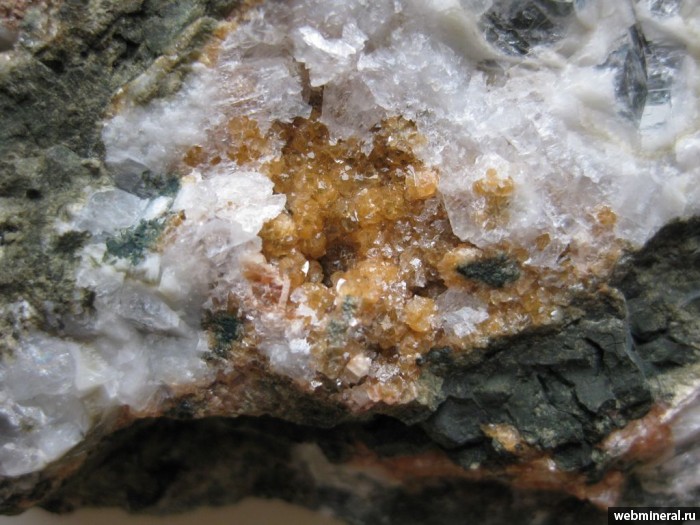 Фотография минерала Гейландит, Барит, Кальцит. Лозовое карьер.