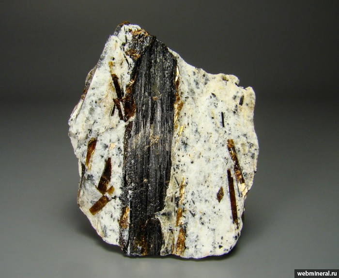 Фотография минерала Энигматит, Астрофиллит, Альбит. Эвеслогчоррское месторождение астрофиллита.
