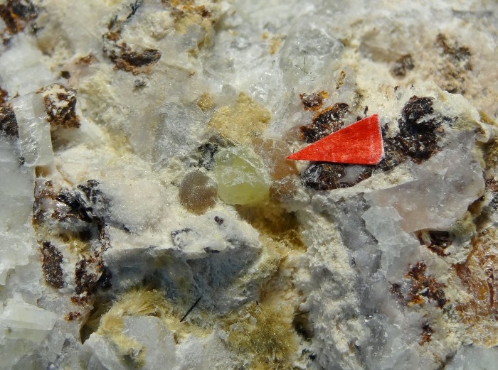 Фотография минерала Стронадельфит, Эвдиалит, Уссингит, Эгирин, Фторапатит. Юбилейная-2 пегматитовая залежь.