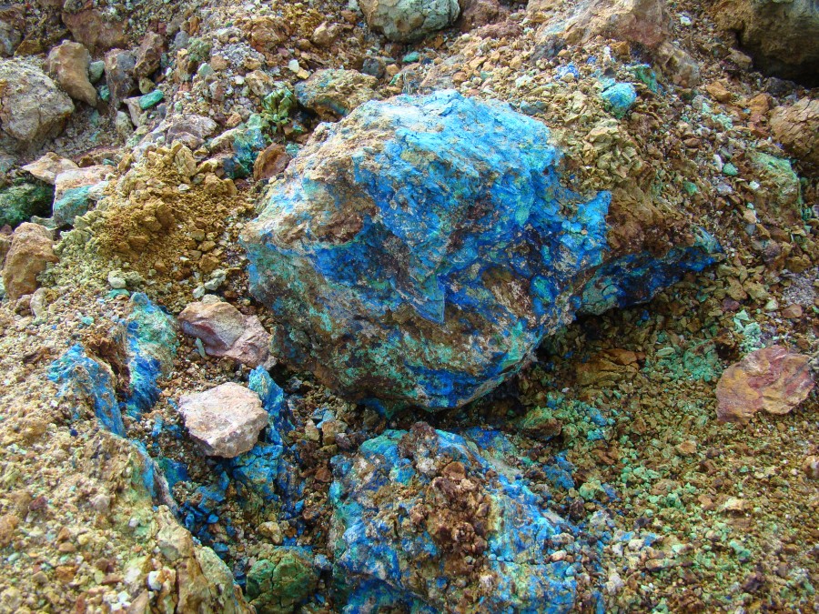 Азуро-малахитовая окисленная руда.. Фотография месторождения. Степное месторождение, Западная Сибирь, Россия.